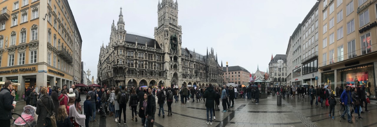 Picture of a bustling Munich city center at the Marienplatz