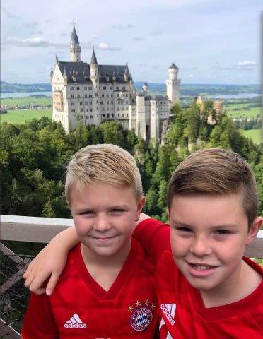 Utz boys in front of Neuschwanstein